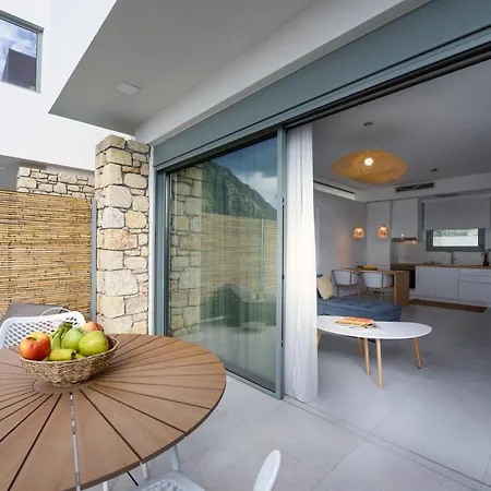 Lithos Retreat 2 アパート